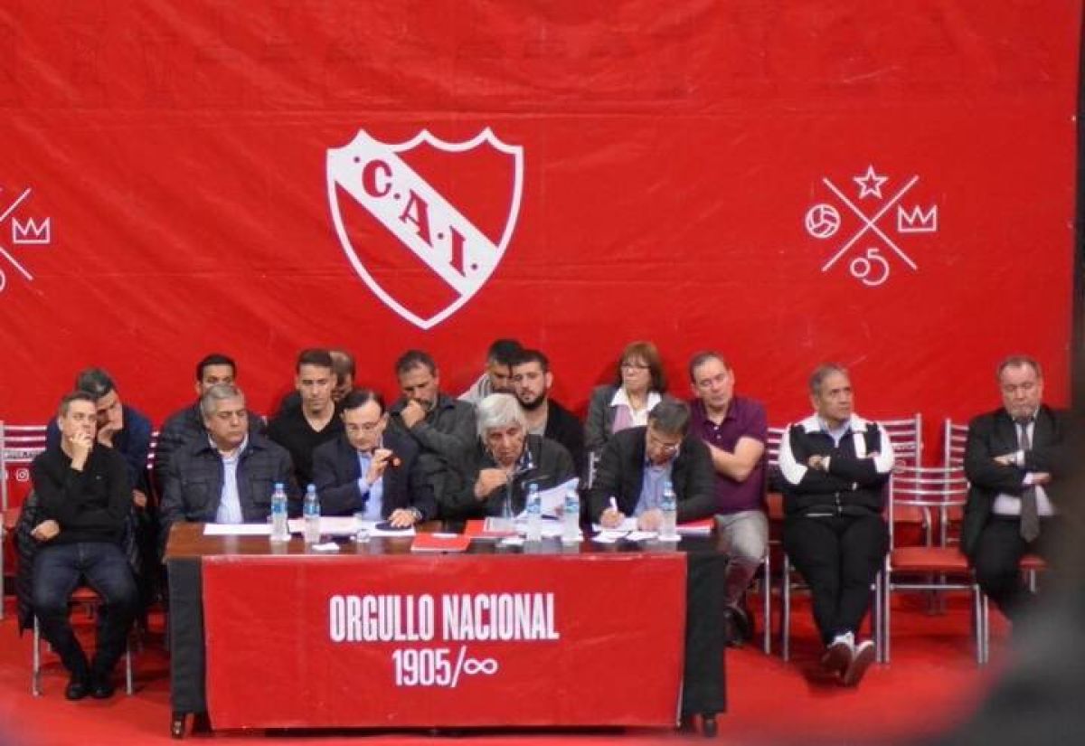 @Mati_Martinez Ayer se efectuó una reunión de CD en la Sede de #Independiente .