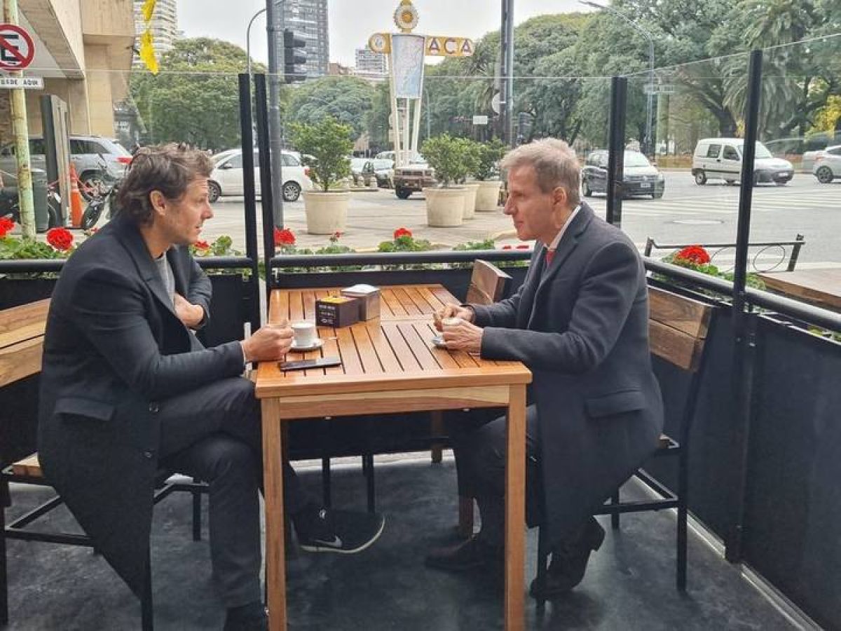 @okdobleamarilla #AHORA | Cumbre @martinredrado - @gastongaudio pensando en #Independiente.