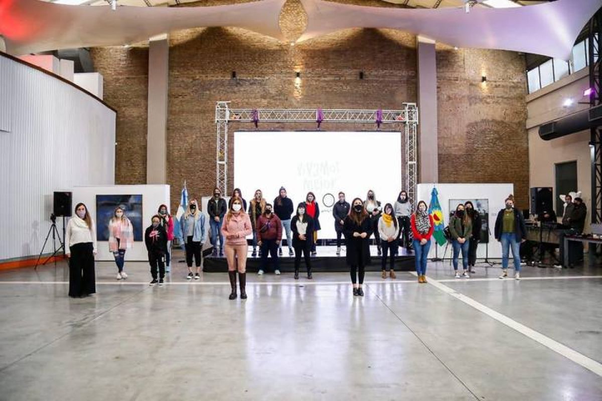 "#AVELLANEDA") @gestion_a . Magdalena Sierra e Inés Arrondo compartieron una jornada para promover la perspectiva de género en el Deporte. 
