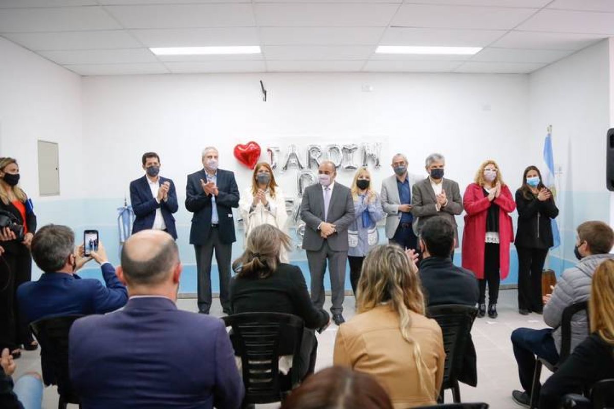 El jefe de Gabinete Juan #Manzur y los ministros Jaime #Perczyk y Jorge #Ferraresi inauguraron obras en dos escuelas de #Avellaneda. @gestion_a .-