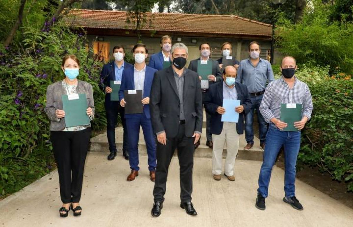 "#AVELLANEDA") El intendente #Chornobroff firmó un acuerdo con el ministro de Hábitat y Desarrollo Territorial, Jorge #Ferraresi.