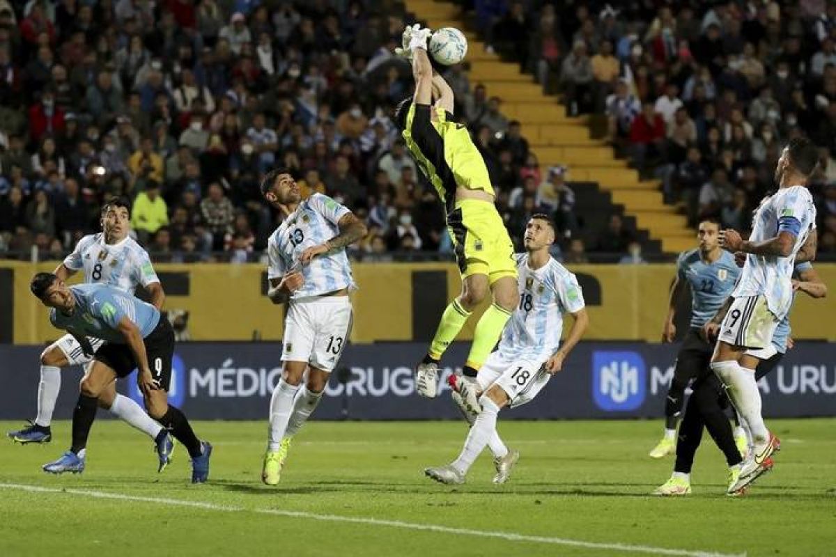 #Uruguay - #Argentina: Dibu Martínez, la figura que salvó a la selección en un partido complejo y que hasta contó con la ayuda del palo. "LA NACIÓN".