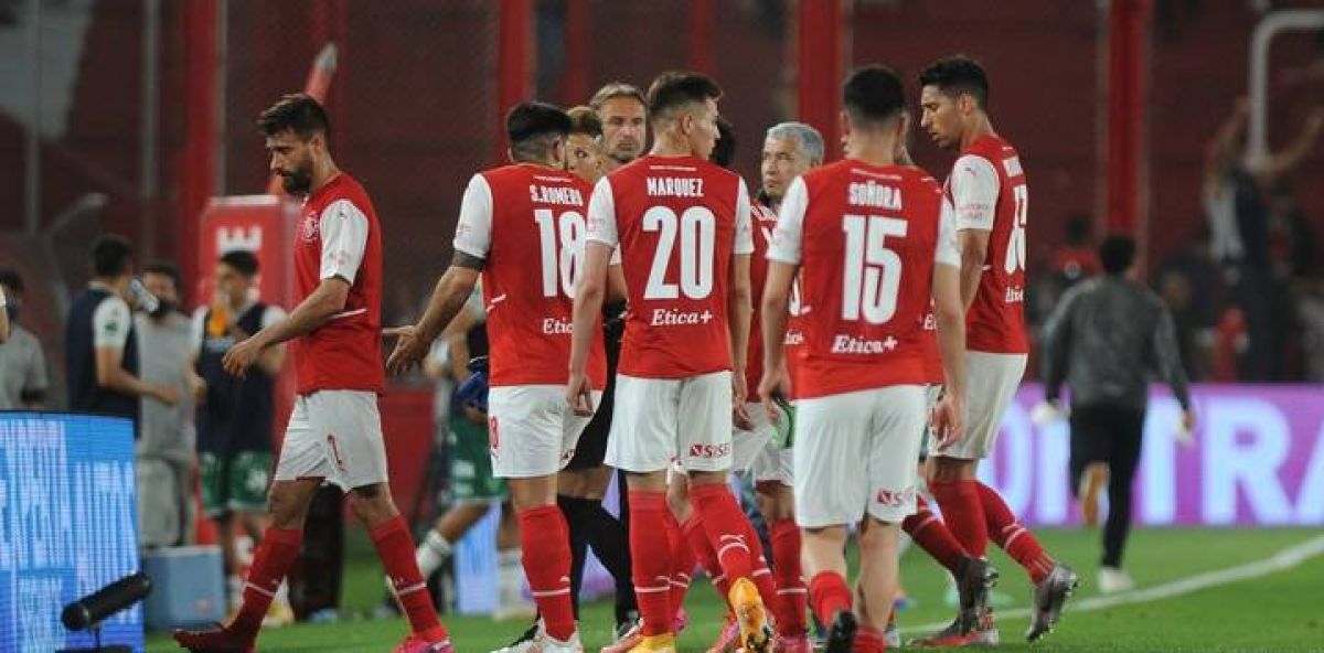 "CLARÍN") #Independiente no pudo con Sarmiento, se alejó de las copas y su gente no perdonó a los jugadores ni a Moyano.