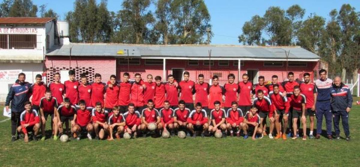 Vito Amalfitano MdP @VitoMundial) Entregamos el reconocimiento por sus 100 años al Club #Independiente de Mar del Plata