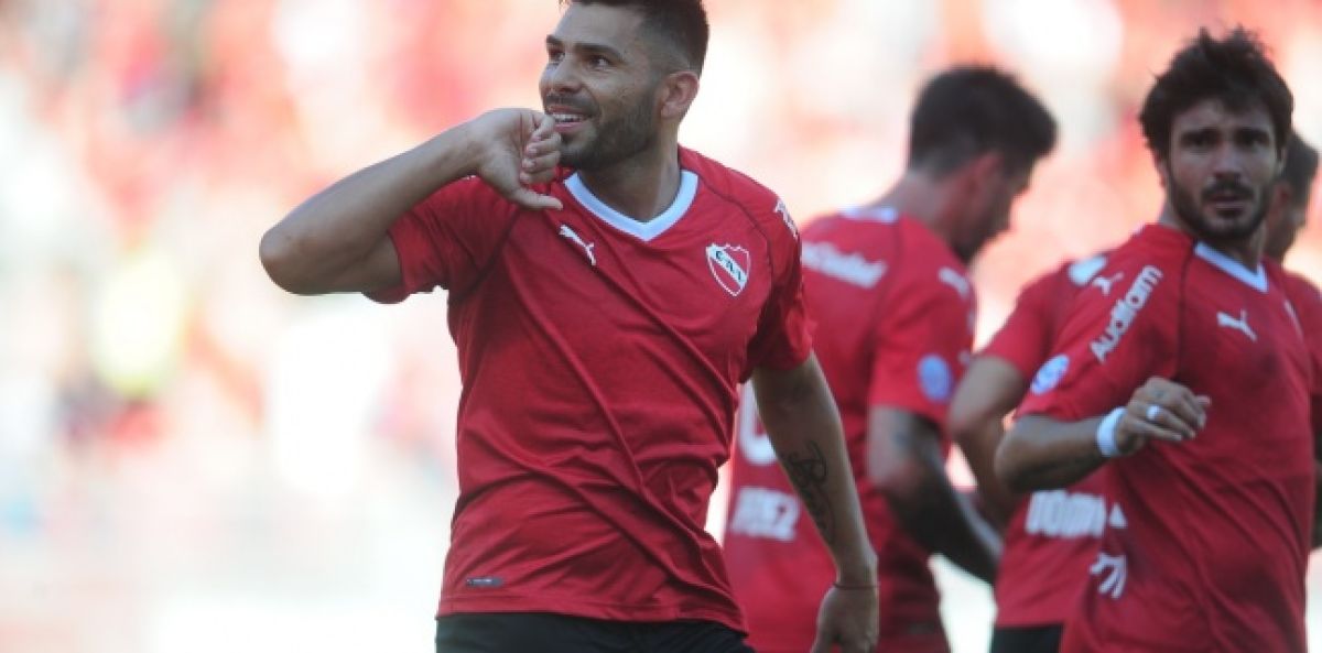 "EMILIANO PENELAS") Puerta de salida.
