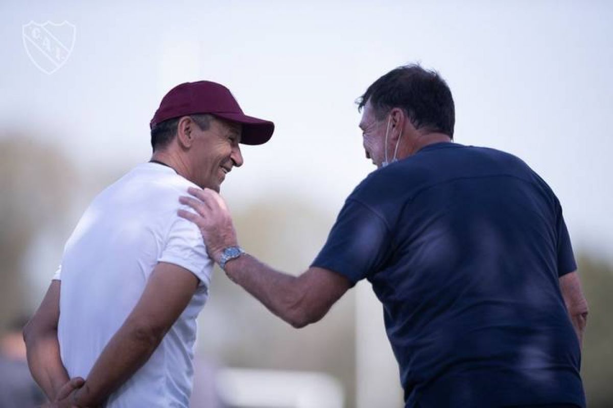 @calderadiablo Esta mañana Falcioni estuvo en el entrenamiento de #Independiente cerca de una hora junto a Monzón.