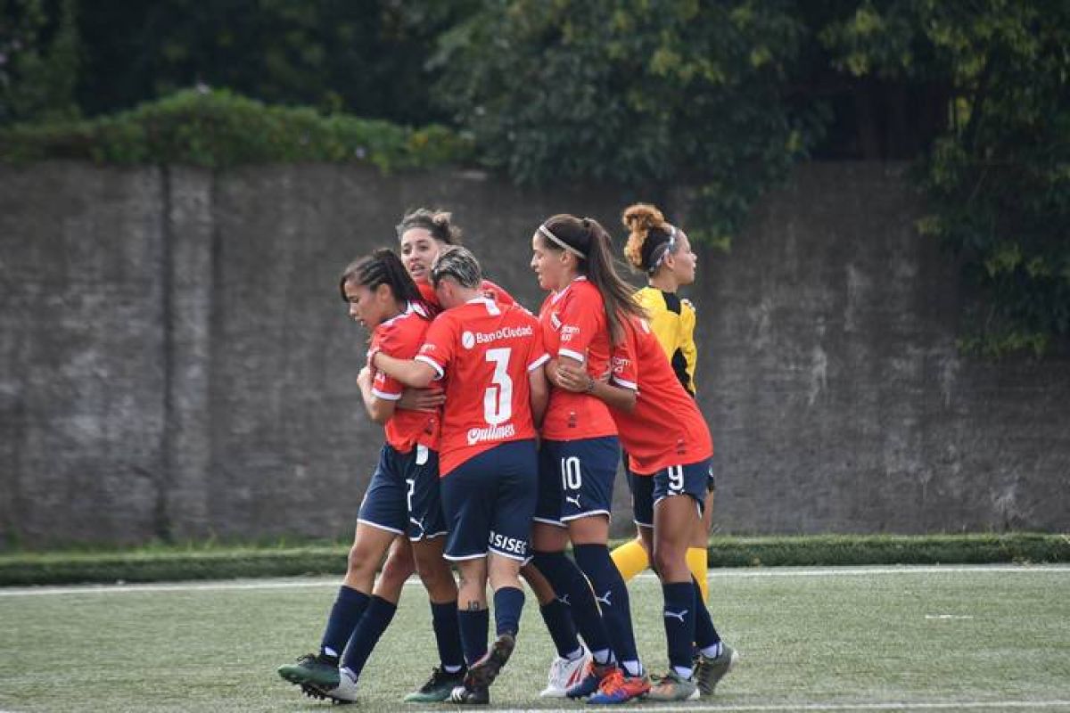 DEBUT Y TRIUNFO DE LAS DIABLAS.