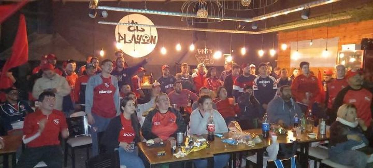 Peña de San Martín ) Juntada partido frente a River, acompañados por la Peña Roja de San Isidro.-