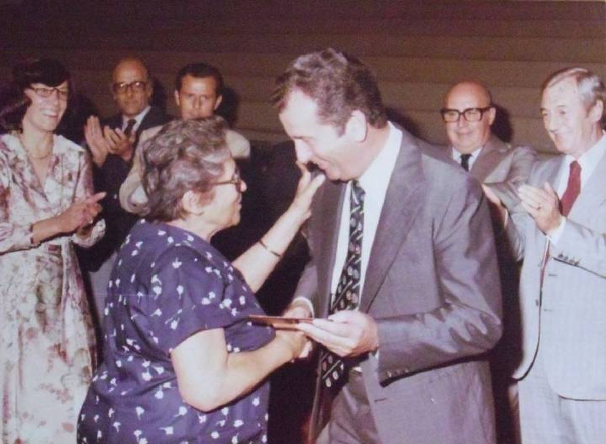 HISTORIA ROJA) LA TÍA DE BETTY CHAPELA FUE LA PRIMERA SOCIA DEL ROJO...
