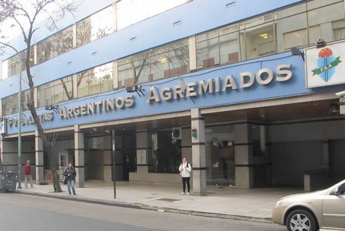 @Mati_Martinez Acaba de terminar la reunión. Principio de acuerdo entre #Independiente y Agremiados.