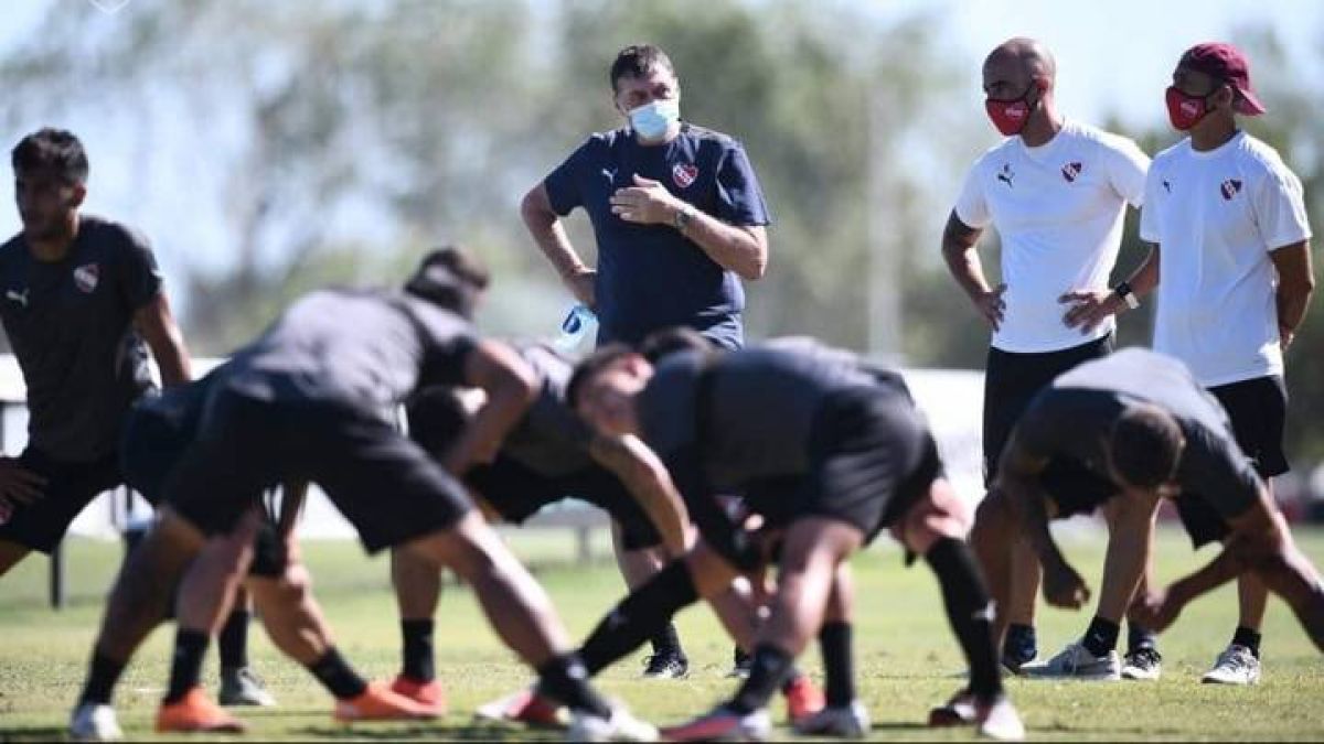 Independiente: Falcioni probó su primer once como entrenador del rojo con cinco defensores y cambio de arquero.