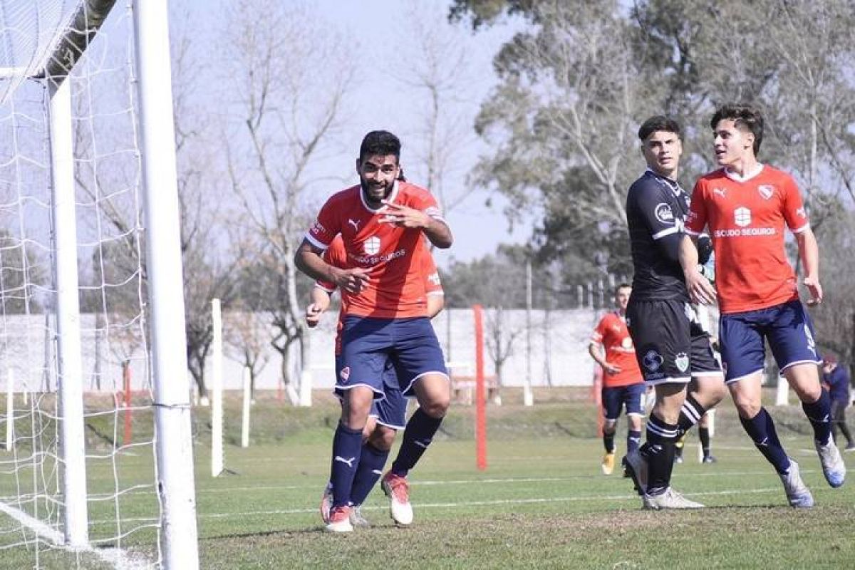 C. A. Independiente @Independiente Los pibes van ante Vélez .