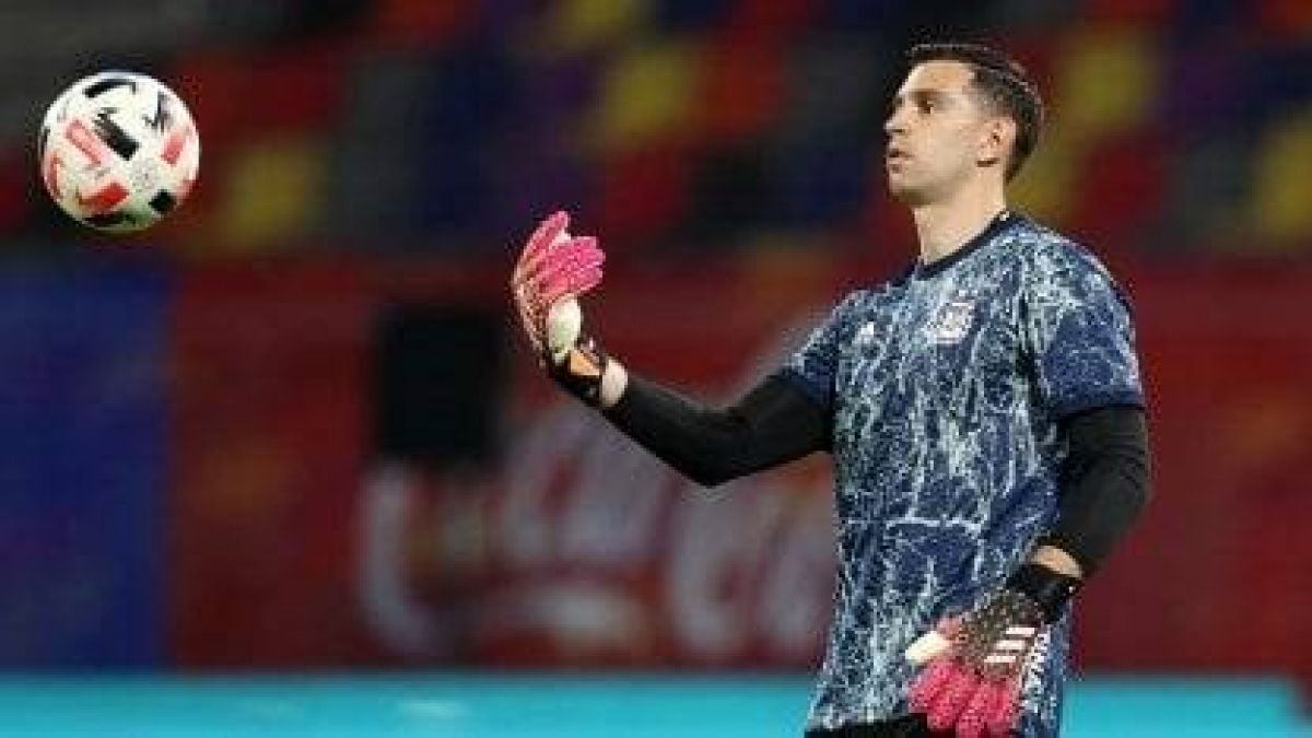 Enrique Macaya Márquez, el comentarista de la #SelecciónArgentina en @Rivadavia630: "A esta hora, Martínez tiene más chances de atajar que Armani".-
