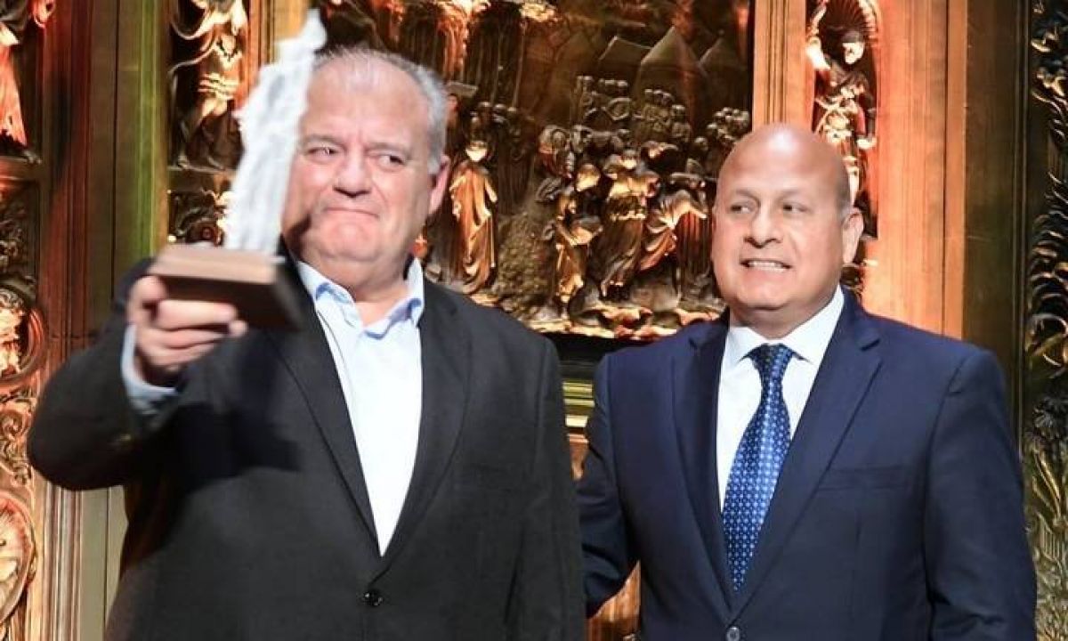 "#URUGUAY") @CPDUoficial premia a Javier Máximo Goñi @javiermaximo56, ex relator uruguayo de la campaña de #Independiente de #Avellaneda.-