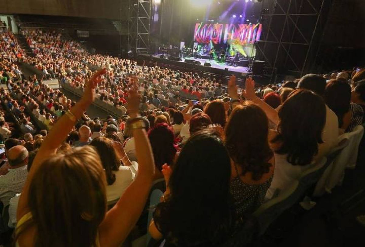 "DESDE #ARGENTINA") ESTE FIN DE SEMANA... CON EL INSUPERABLE @RAPHAELartista "VISITAMOS" #VALENCIA, #ESPAÑA... EN @GAMA1490 .-