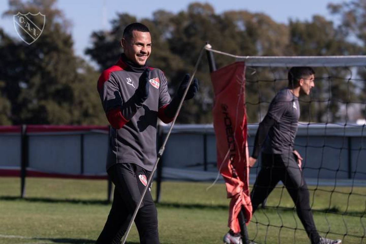 LOS "DIABLOS ROJOS DE AVELLANEDA" SE PREPARAN PARA VIAJAR A ROSARIO.-