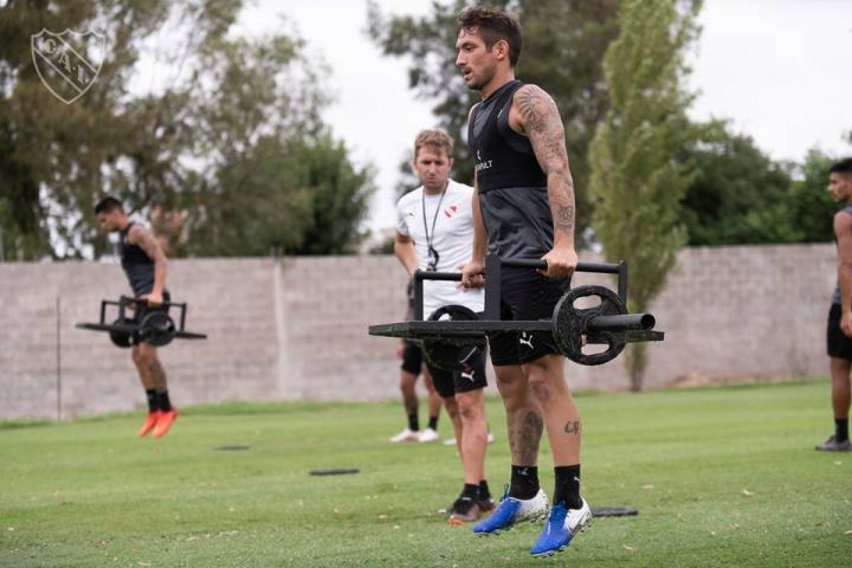 El Plantel Profesional se entrena en Domínico de cara al duelo del viernes en Rosario.