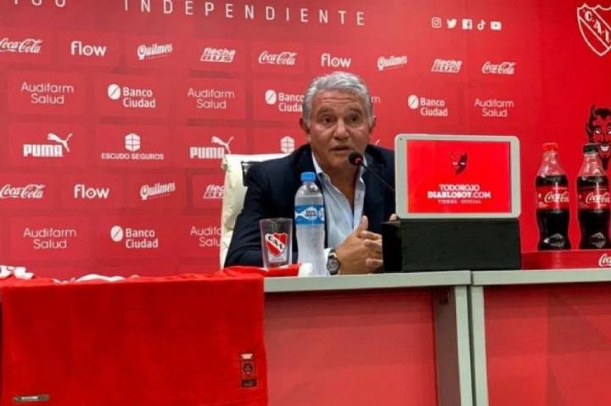 "EL VIGÍA") Burruchaga dijo que renunció porque la dirigencia de Independiente le «faltó el respeto».