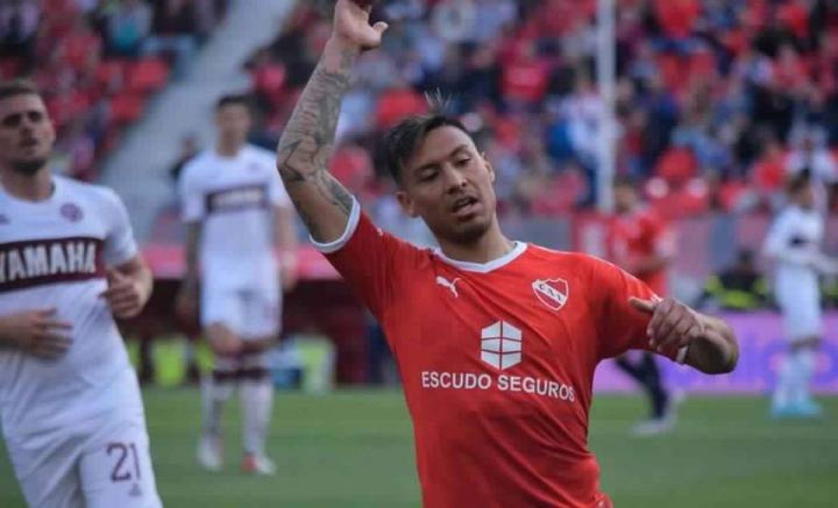 El último pedido de Zubeldía para incorporar un volante de juego se llama Domingo Blanco...