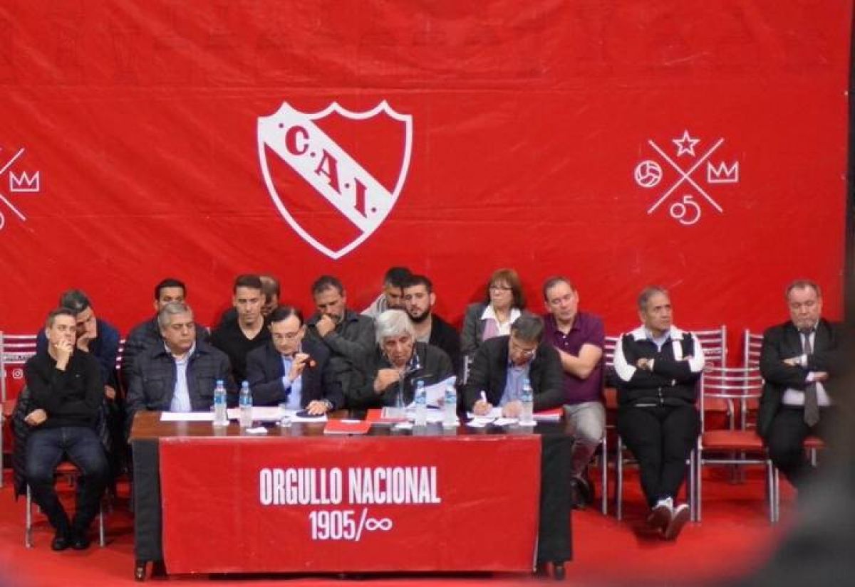 @Mati_Martinez Ayer se efectuó una reunión de CD en la Sede de #Independiente .