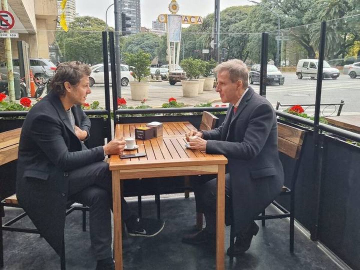 @okdobleamarilla #AHORA | Cumbre @martinredrado - @gastongaudio pensando en #Independiente.