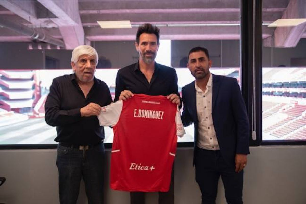 C. A. Independiente @Independiente · Eduardo Domínguez firmó su contrato con el Rey de Copas por un año .
