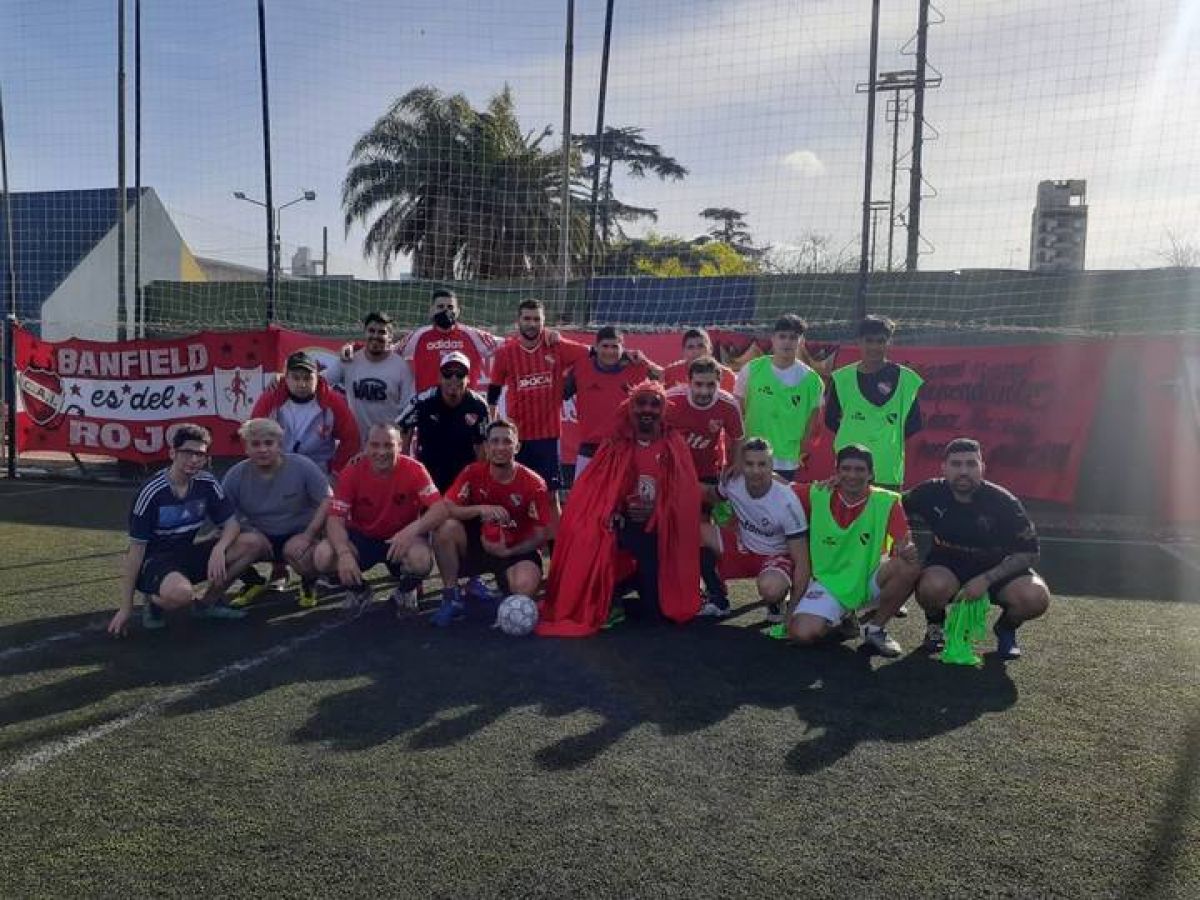Peñas Cai ) Peña de Banfield Hermoso Sábado y Jornada de Fútbol , Donaciones y Fotos con la Copa Libertadores...