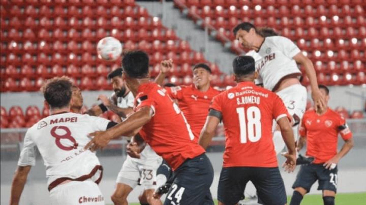 "NOTICIAS ARGENTINAS") Pese al planteo defensivo de Falcioni, Independiente volvio a caer con Lanús.