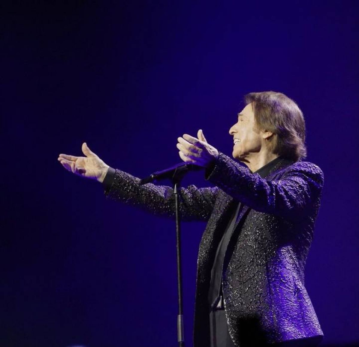 El insuperable @Raphaelartista de #España anuncia la aparición de un nuevo CD... Y fue galardonado como "Embajador del record Store Day 2021", en España. Toda la información y sus maravillosas canciones en "#Raphael Infinito". Daniel Galoto, presenta
