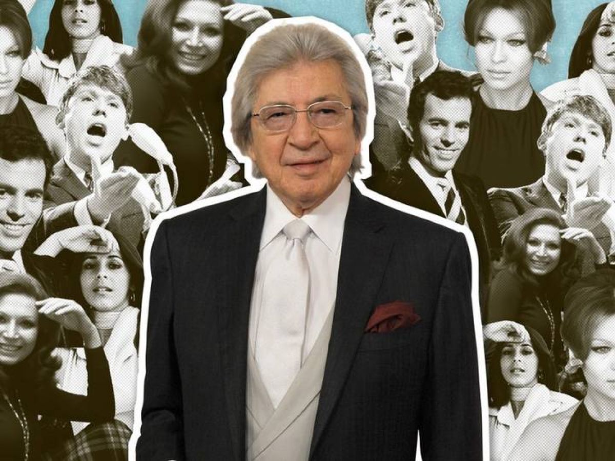 "@44MILLONES") HOMENAJE AL GRAN MANUEL ALEJANDRO, QUIEN CUMPLIÓ 88 AÑOS Y FUE GALARDONADO CON LA "BANDERA DE #ANDALUCÍA", #ESPAÑA. EN @GAMA1490, BUENOS AIRES, #ARGENTINA.