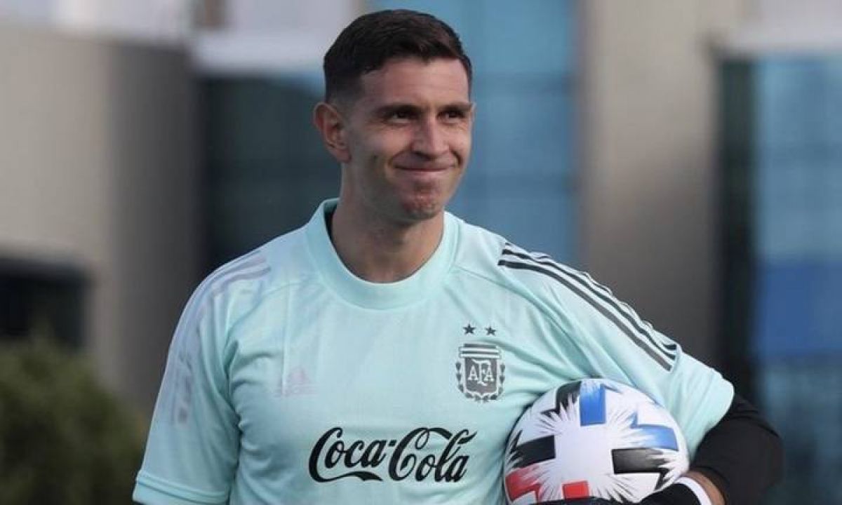 @gastonedul ) Lionel Scaloni puso a Dibu Martínez en el entrenamiento de ayer.