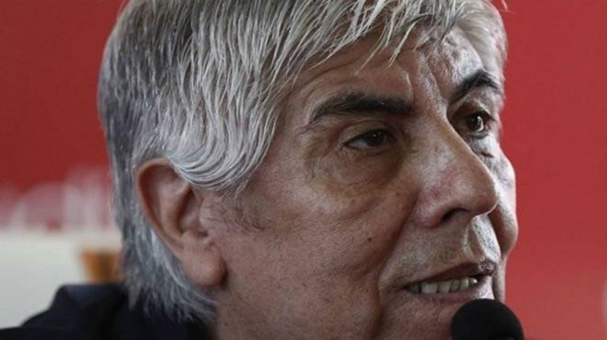 @nelsonlafit. Hugo Moyano después de la reunión con @SoloRojoAM1470.-