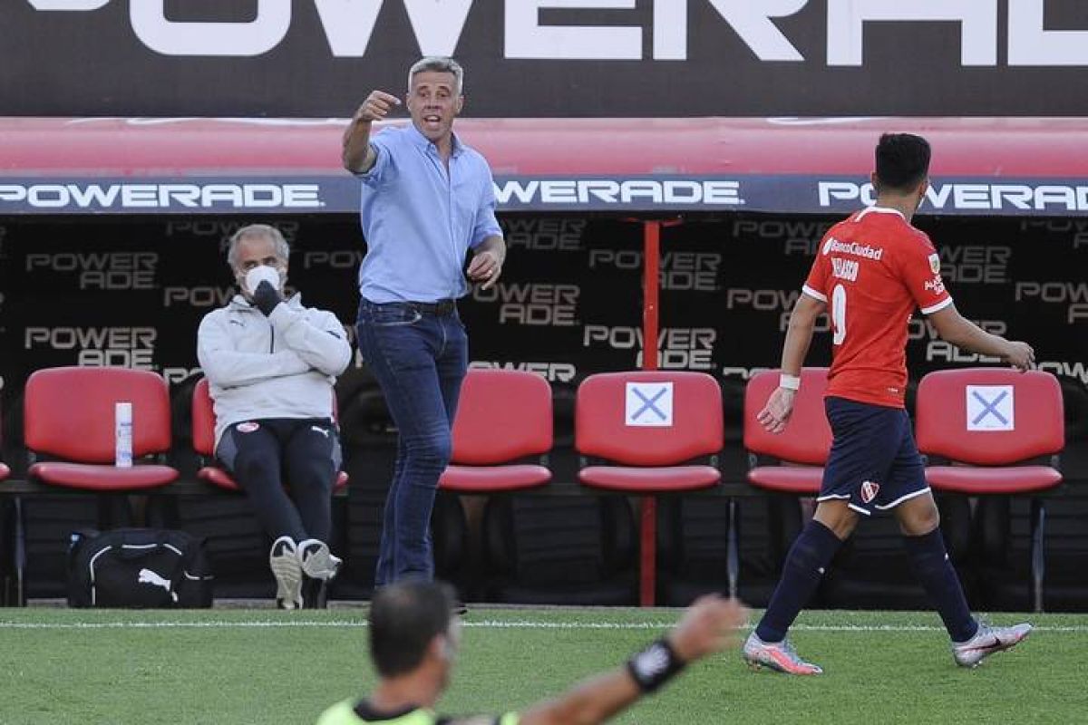 "PÁGINA 12") Los malos resultados, la renuncia de Burruchaga y la situación de Pusineri. A Independiente nada le sale bien...