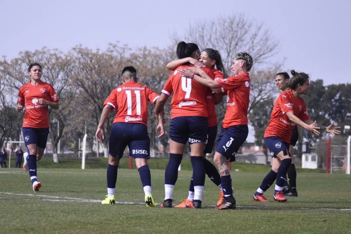 ARRANQUE INFERNAL. Las Diablas golearon 5-0 a Comunicaciones en la primera fecha del Torneo YPF.