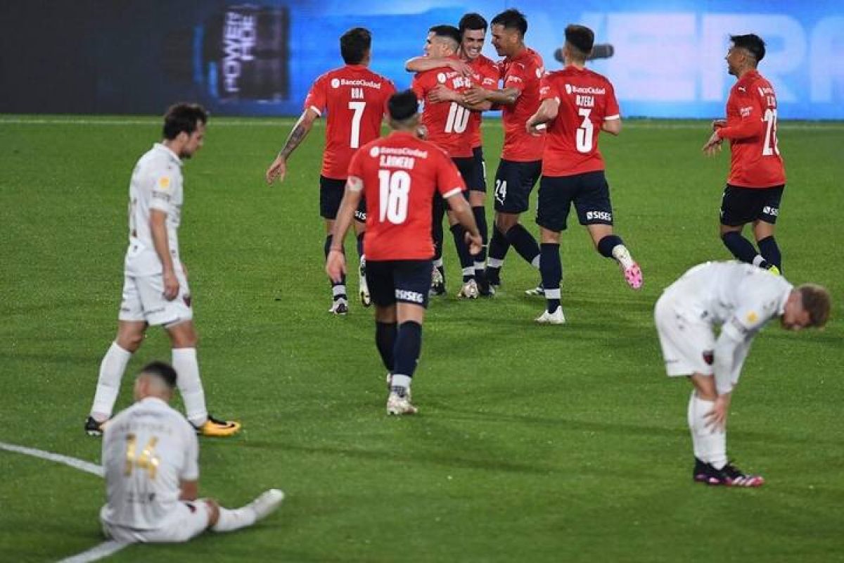 El conjunto de Falcioni ganó 3-0 y regresó a la cima del torneo. "PÁGINA 12".