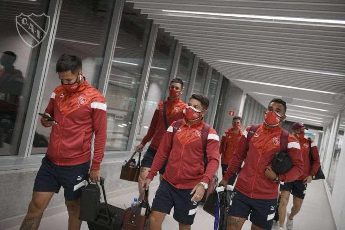 @Independiente) Parte de la delegación fue al hotel a descansar y otros quedaron retenidos de manera arbitraria en el aeropuerto.