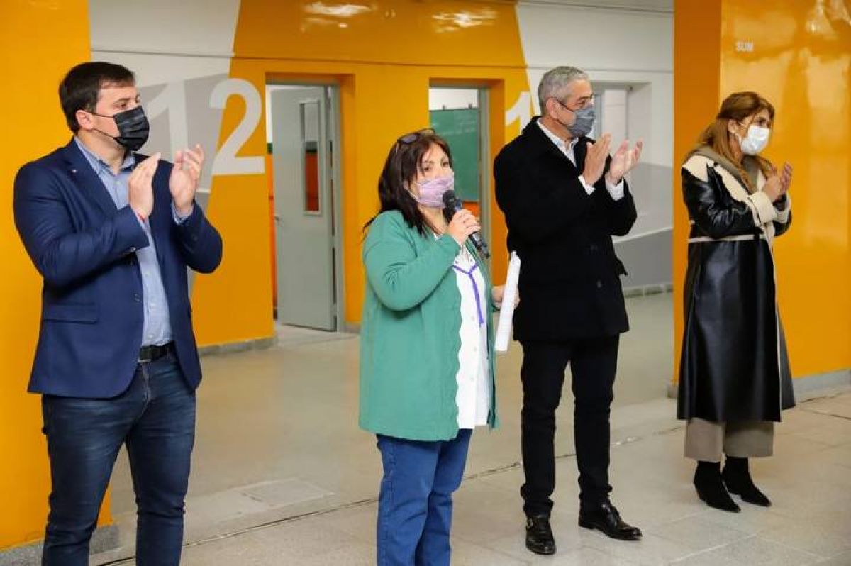 El ministro #Ferraresi, junto a #Chornobroff y Sierra inauguraron obras en dos escuelas de Wilde, #Avellaneda . @gestion_a .-