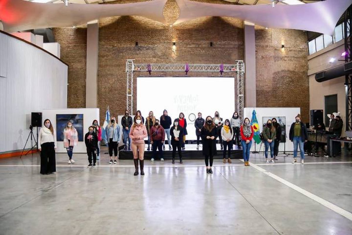"#AVELLANEDA") @gestion_a . Magdalena Sierra e Inés Arrondo compartieron una jornada para promover la perspectiva de género en el Deporte. 