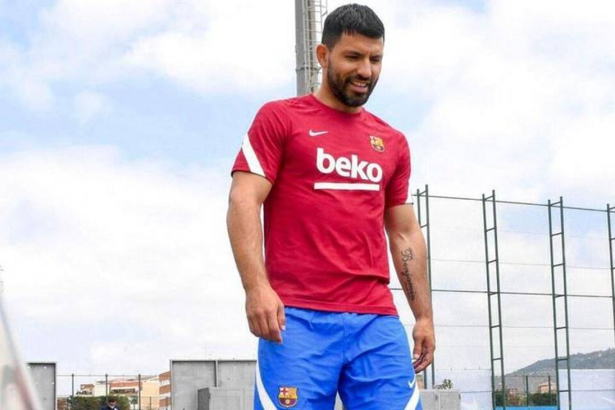 Siguen las malas para el Kun Agüero: 10 semanas de baja. /"PÁGINA 12".-