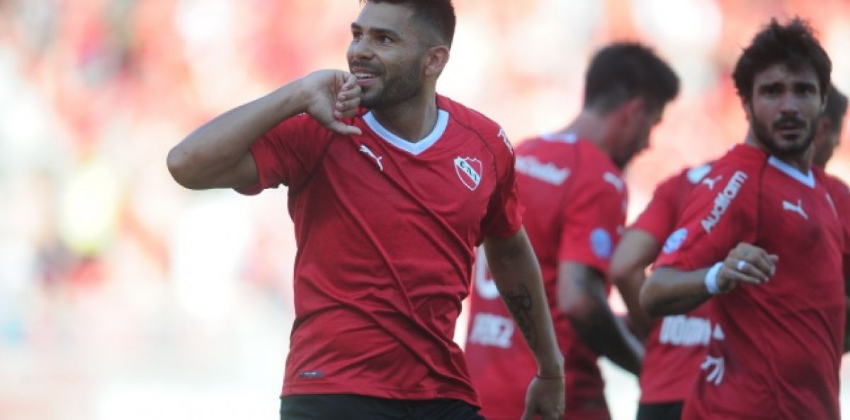 "EMILIANO PENELAS") Puerta de salida.