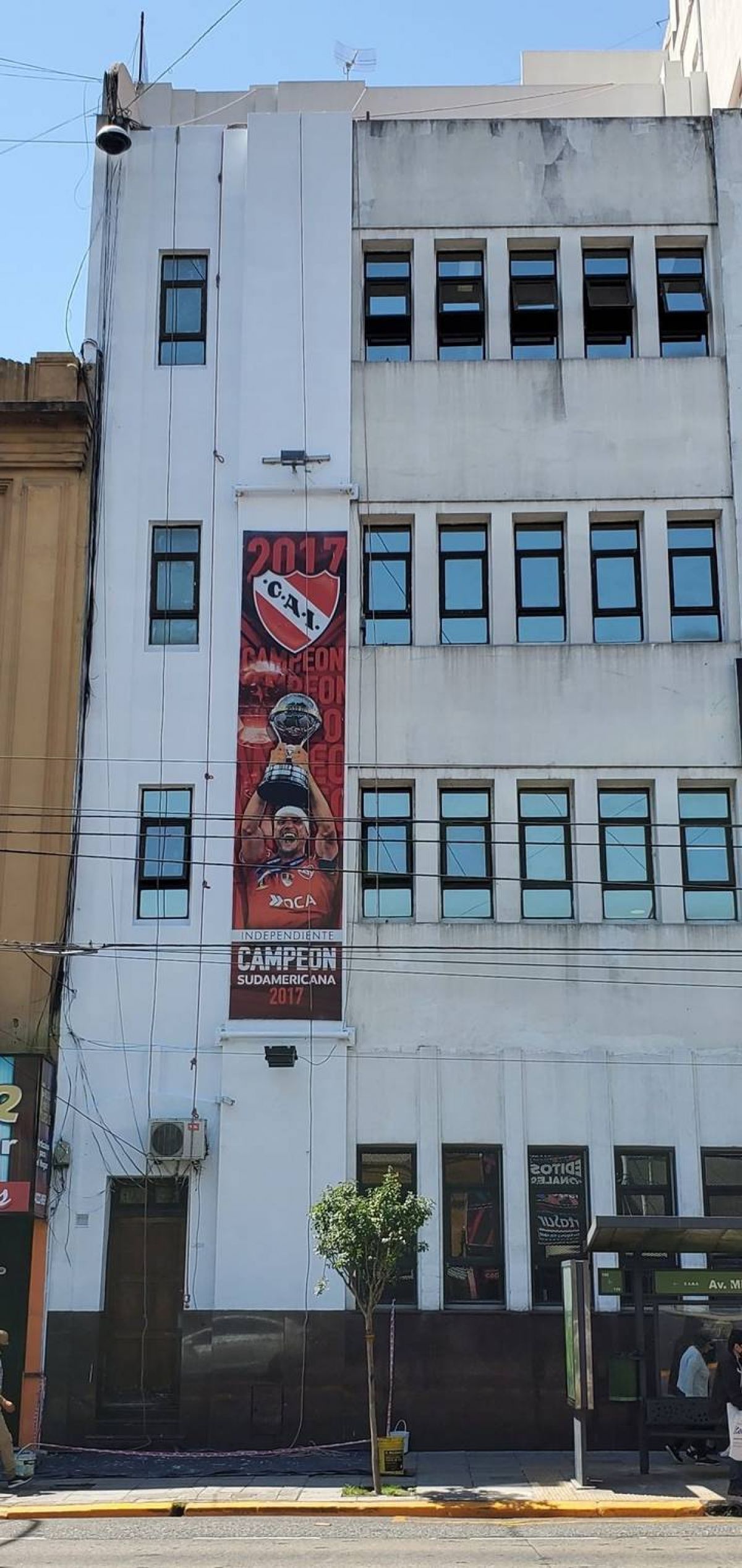 @Estadio_LDA Comenzaron las tareas de pintura en la fachada de la Sede Mitre del club! #Independiente.-