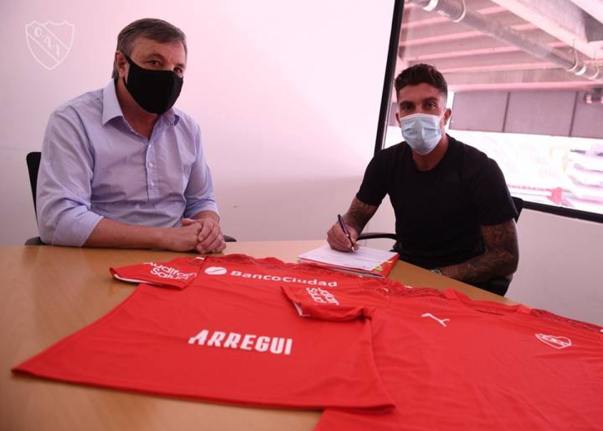 Arregui firmó su contrato con el Rey de Copas.