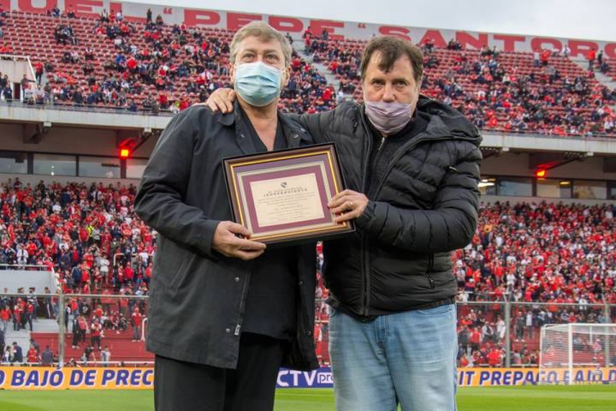 Club Atlético #Independiente) ¡GRACIAS! Se realizó un reconocimiento a los socios y socias profesionales de la salud antes del encuentro ante Gimnasia.