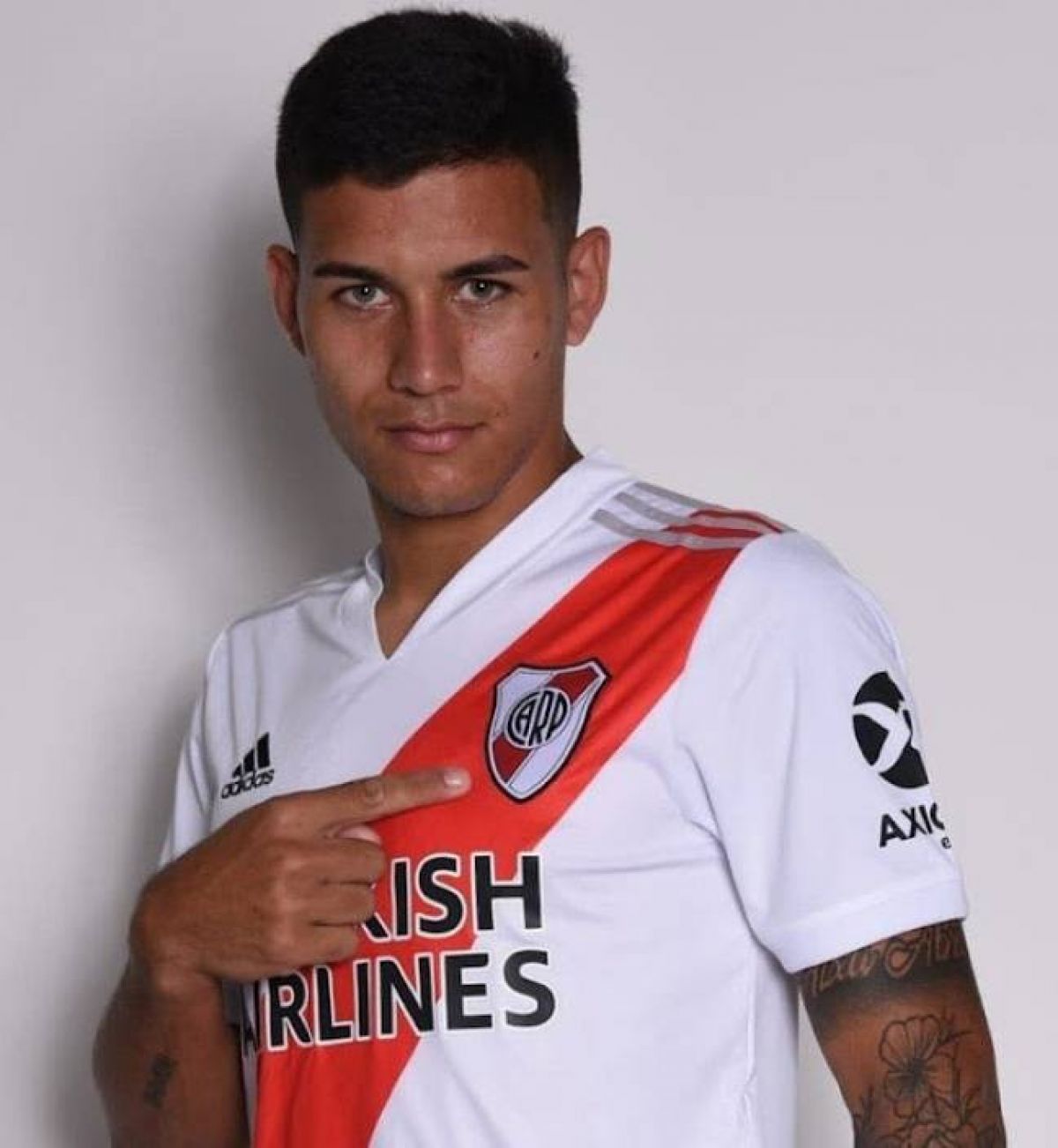 Matias Martinez @Mati_Martinez · En @DeLaCunaAlInf contamos que #Independiente arrancó las negociaciones por Alex Vigo.