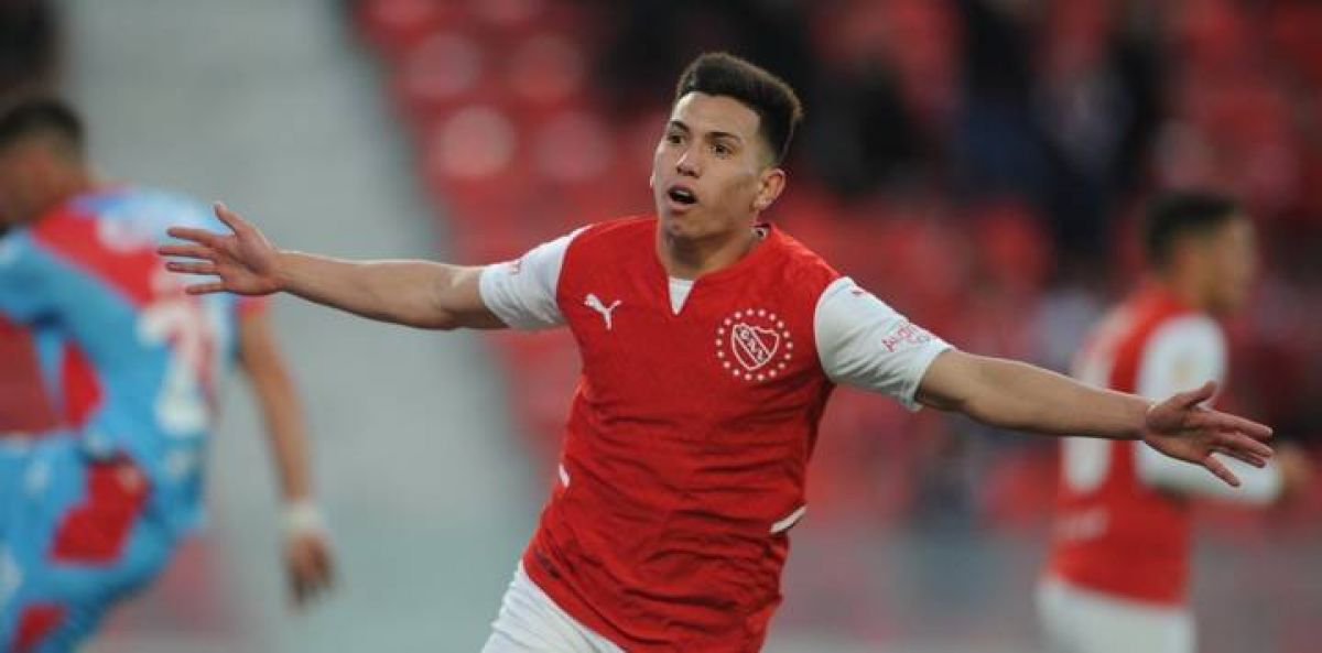 "CLARÍN" - En #Avellaneda) #Independiente goleó a #Arsenal con una joyita de Alan Velasco y sigue soñando con la Libertadores...