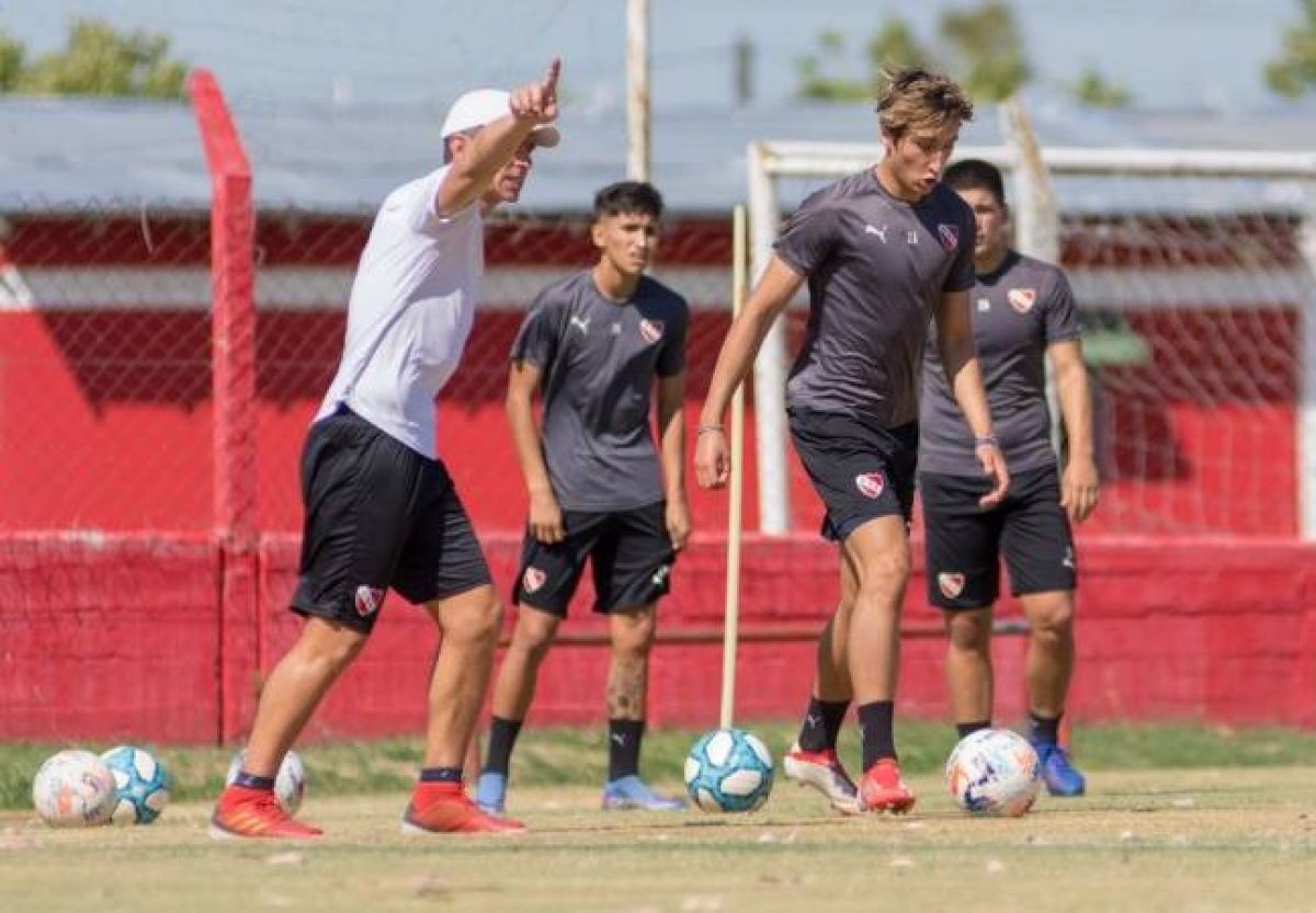 Nelson Lafit . @nelsonlafit) Comenzó la Reserva de #Independiente con Claudio Graf al cabeza y 33 jugadores.
