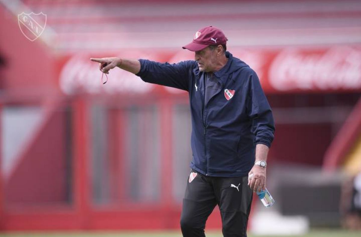 Club Atlético #Independiente ) JULIO FALCIONI BRINDÓ UNA CONFERENCIA DE PRENSA.