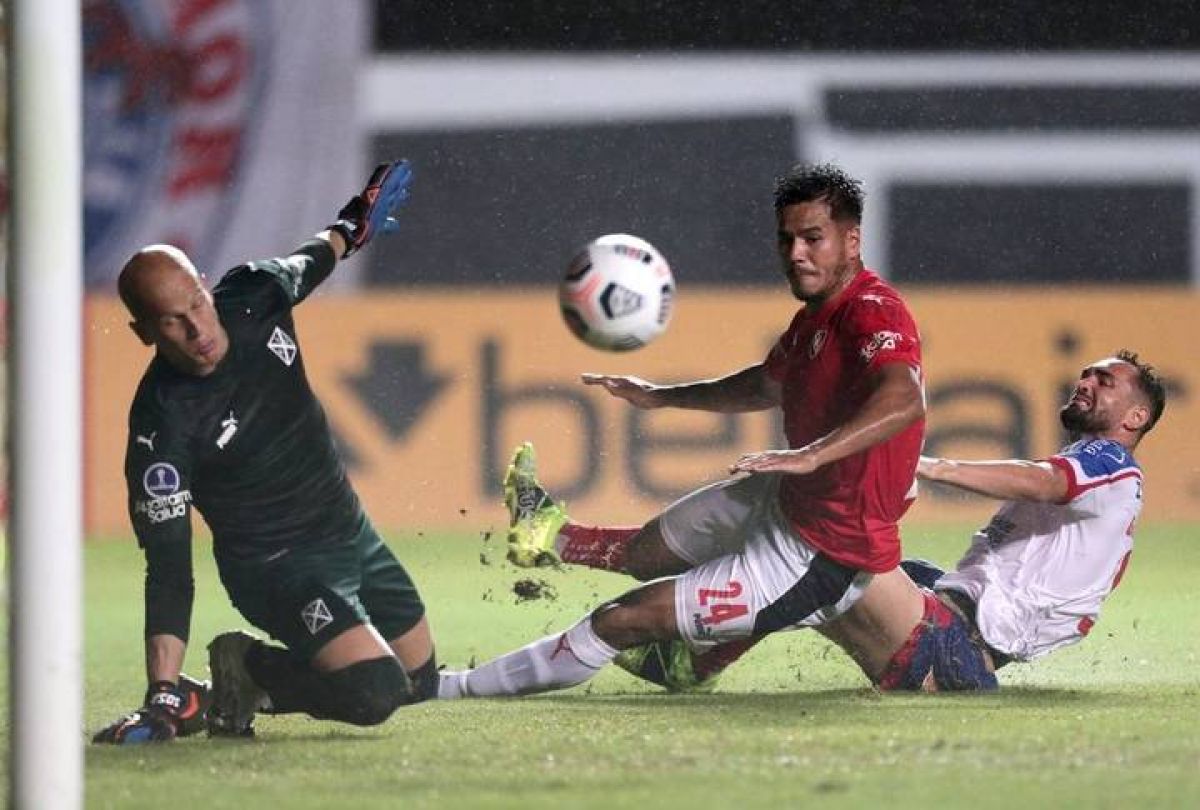 Sudamericana: Seba Sosa atajó un penal clave e Independiente rescató un punto ante Bahía.