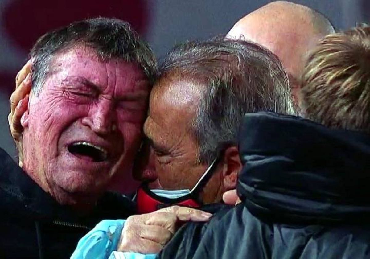 Daniel Avellaneda @davellaneda77 La explosión emocional, el abrazo de todos, la mirada clavada en el cielo.