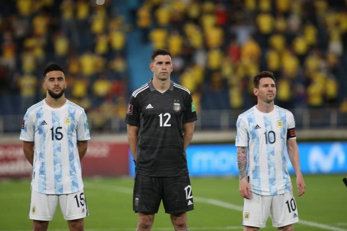 "#INDEPENDIENTE") "#ARGENTINA") ¡EL SUPERARQUERO ESTÁ BIEN! Emi Martínez @emimartinezz1 ·
